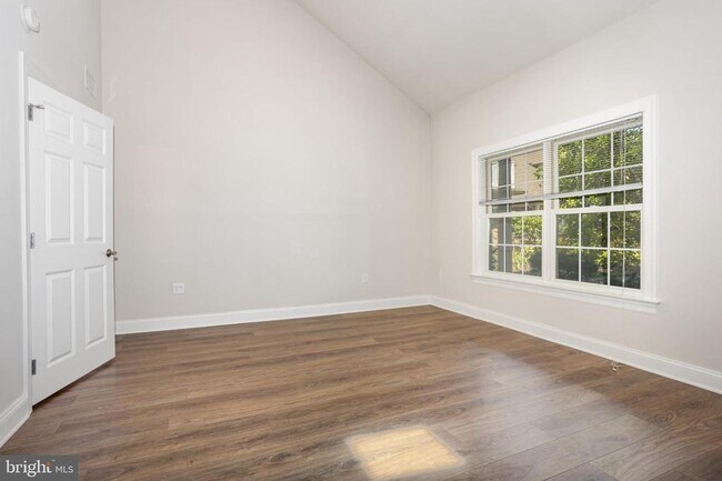 Building Photo - 163 High Pointe Dr