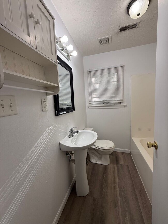 Building Photo - Charming 3 Bedroom 1 Bath Home AVAILABLE NOW!!