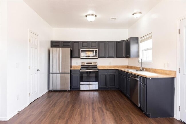 Building Photo - 915 E Perkins Ave