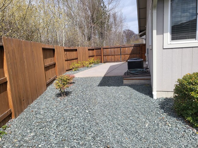 Building Photo - 3 bed 2 bath Single Family Home for Rent in Grants Pass