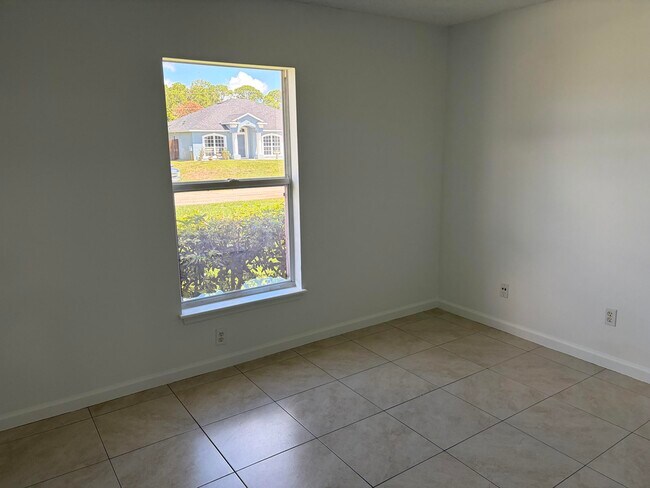 Building Photo - 1682 SW Glacador Ave