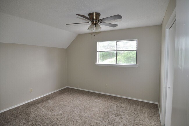 Building Photo - Welcome to this charming 3-2-2 in a quiet ...