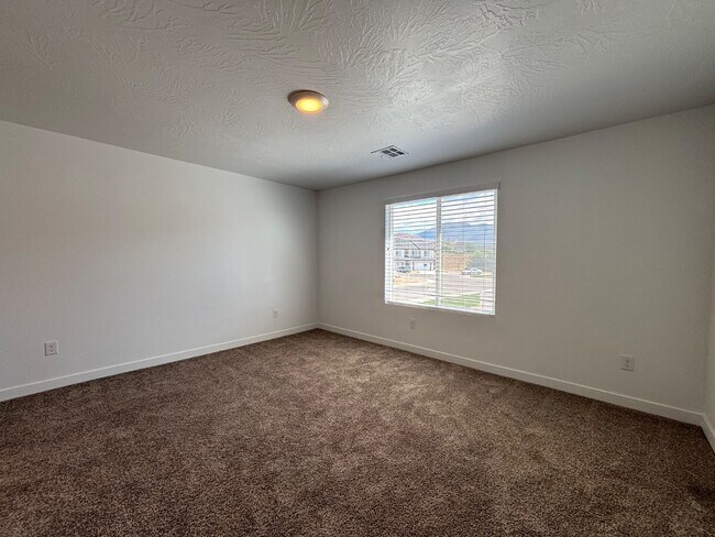 Building Photo - 381 W 2025 N