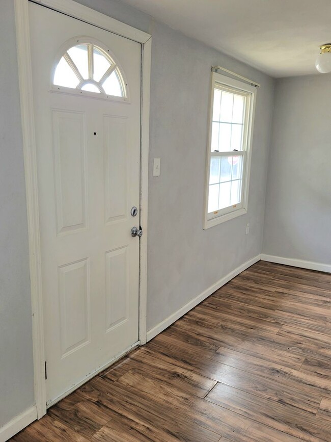 Building Photo - Updated and rent ready...450 Hamilton, Wood River