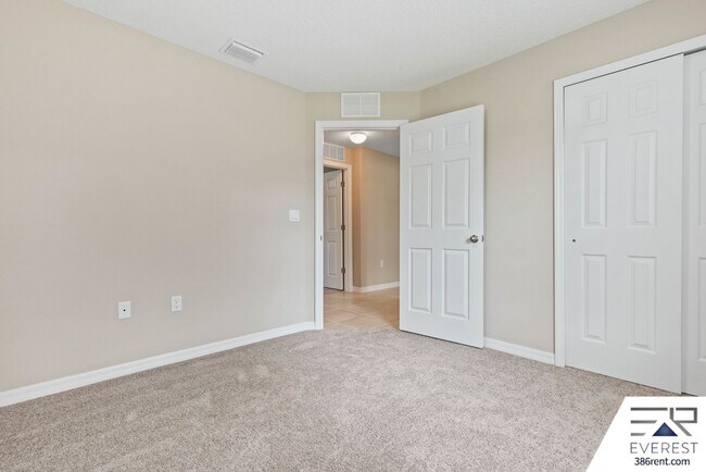 Building Photo - FULLY FENCED 3/2/2 IN DESIRABLE QUAIL HOLLOW