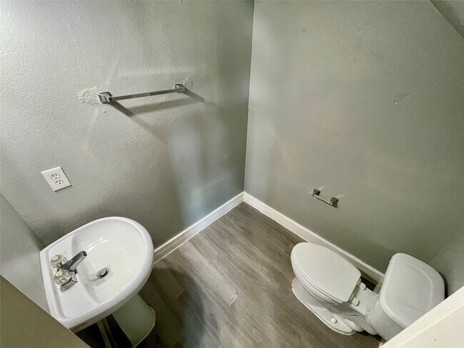 Building Photo - 6103 Settlers Square Ln