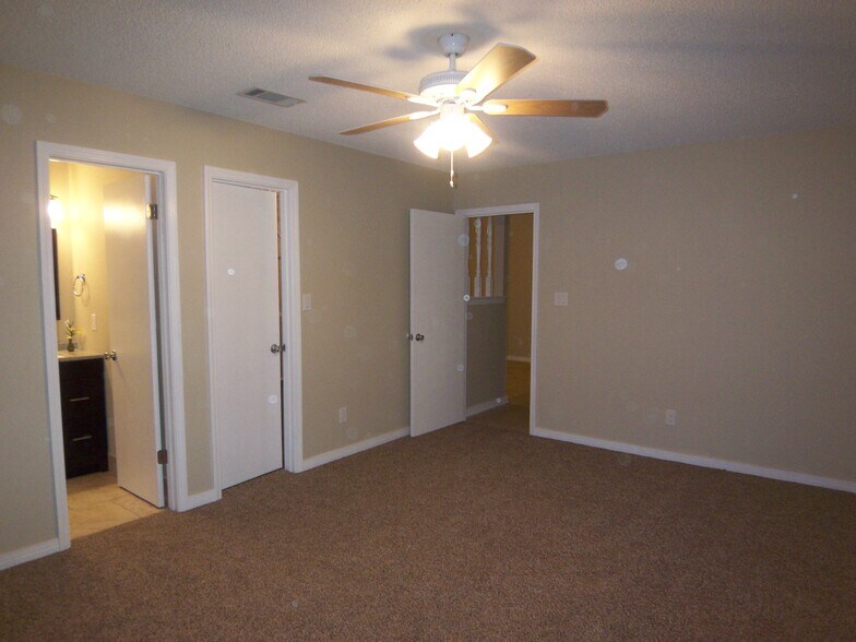Building Photo - 727 Valley Ridge Way