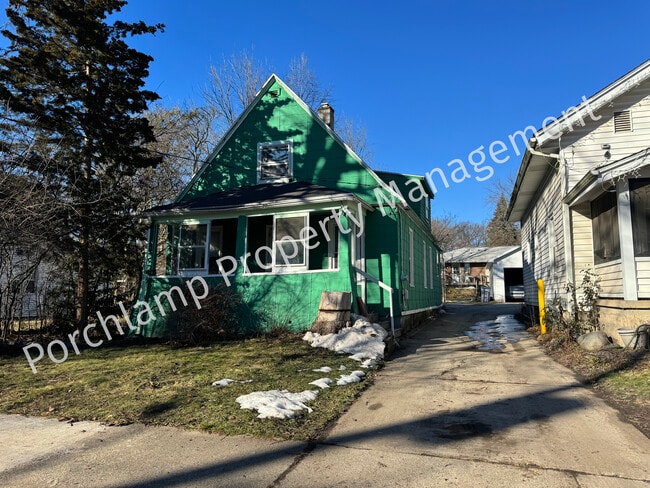 Building Photo - 749 Spencer St NE