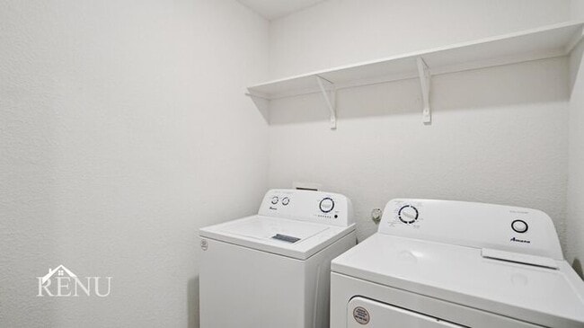 Building Photo - 484 Crestridge Dr