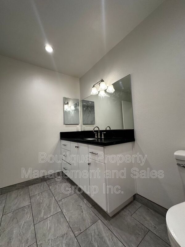 Building Photo - 301 N Tustin Ave