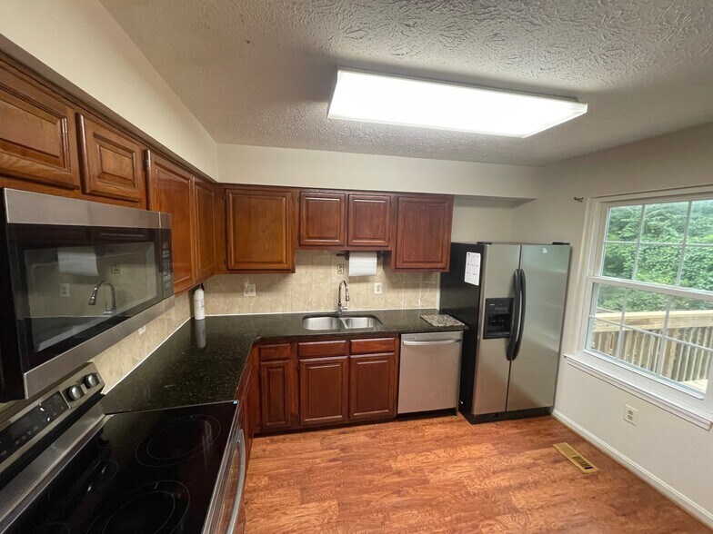 Building Photo - 846 Bayridge Dr