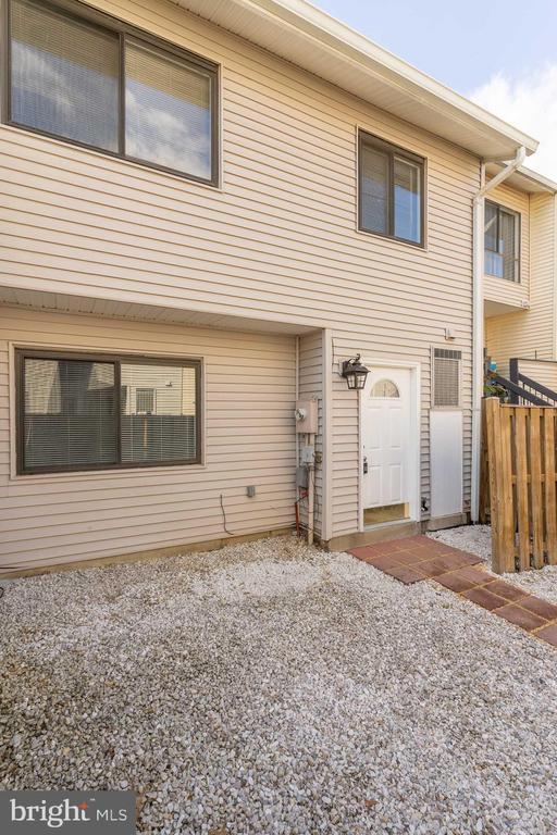 Building Photo - 8708 Village Square Dr