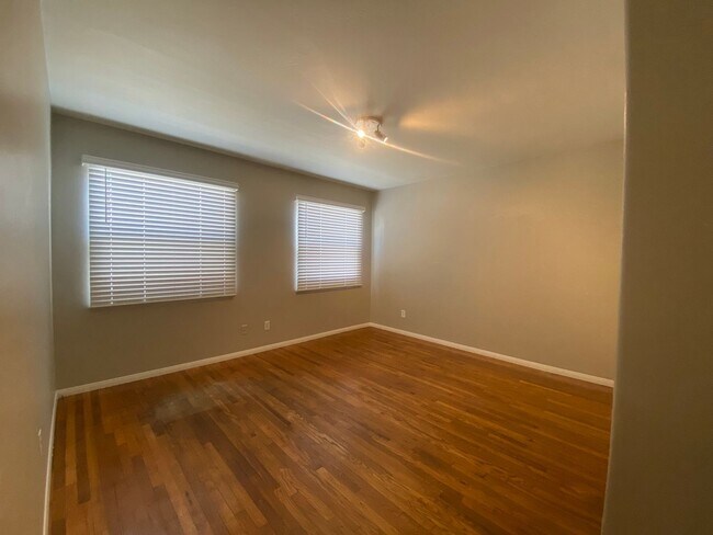 Building Photo - m529 - Mann