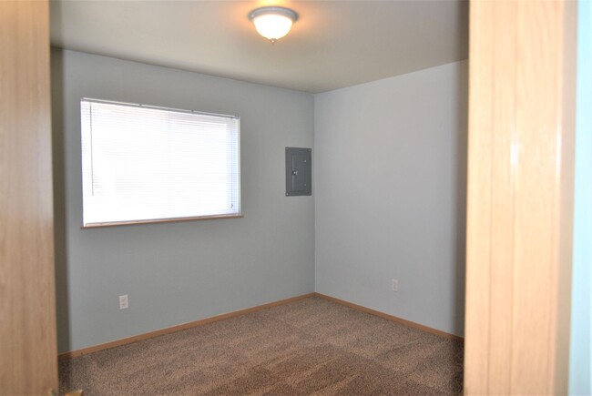 Building Photo - 2-Bed, 1-Bath Condo in East Wenatchee