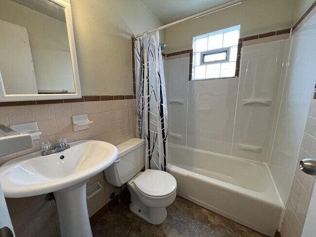 Building Photo - 440 Brierly Ln