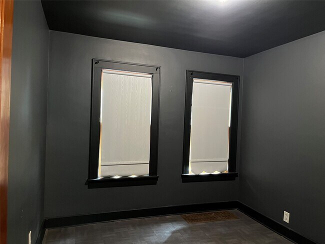 Building Photo - 124 Squires Ave