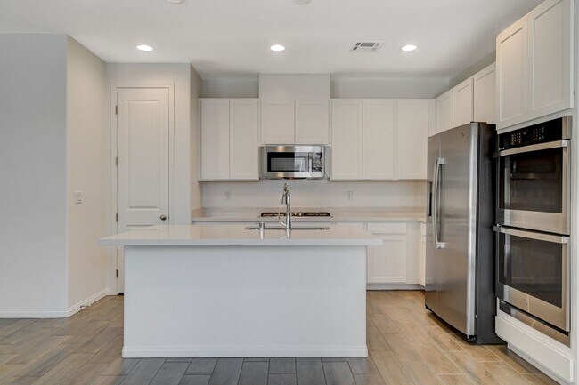 Building Photo - Newly built Home, gated