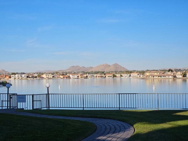 Building Photo - Beautiful condo ready for the holidays!