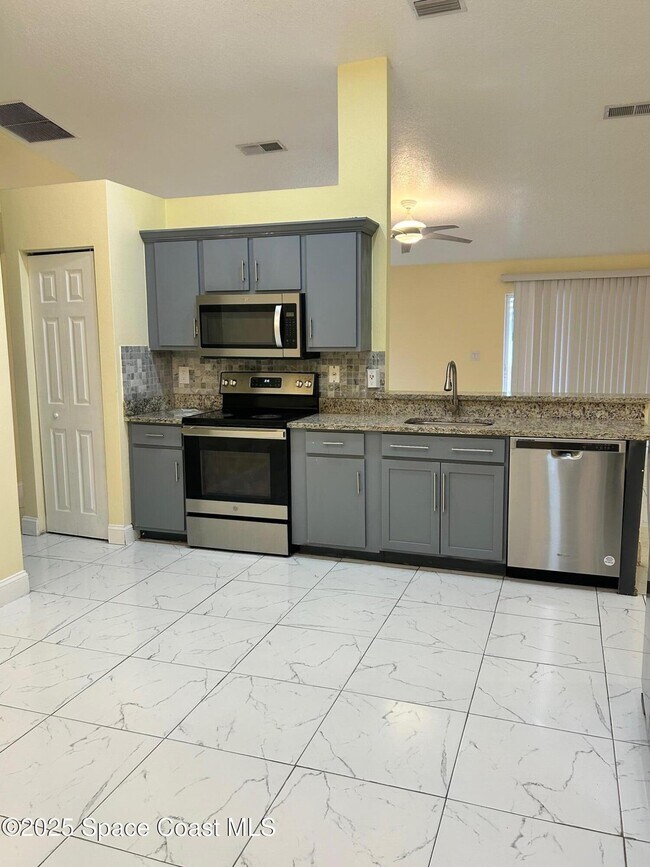 Building Photo - 3266 Weyburn Ave SE