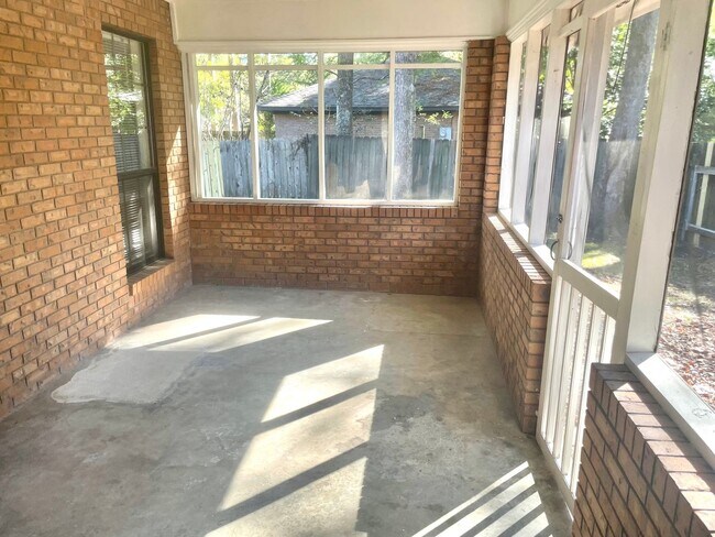 Building Photo - Spacious 4/2 on Corner Lot for Rent in Bra...