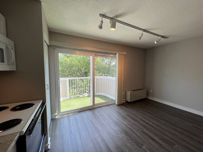 Building Photo - Beech St. Apartment
