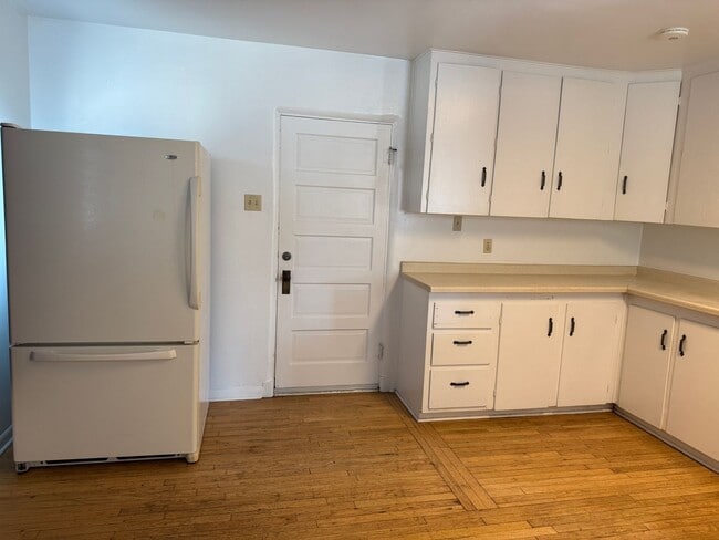 Building Photo - 3 Br, 2 Bath, comes with kitchen appliance...