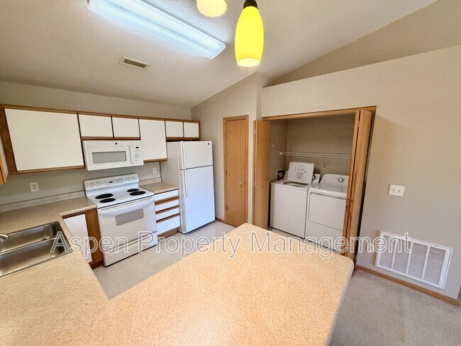 Building Photo - 2825 Triple Crown Ln