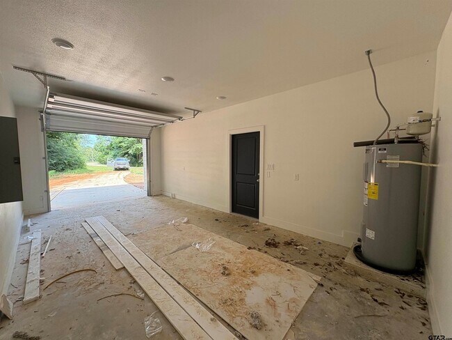 Building Photo - 325 Royal Dr W
