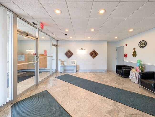 Building Photo - 1043 S York Rd