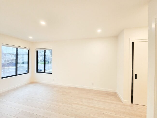 Building Photo - Meticulously renovated 2 bedroom duplex home in central San Mateo