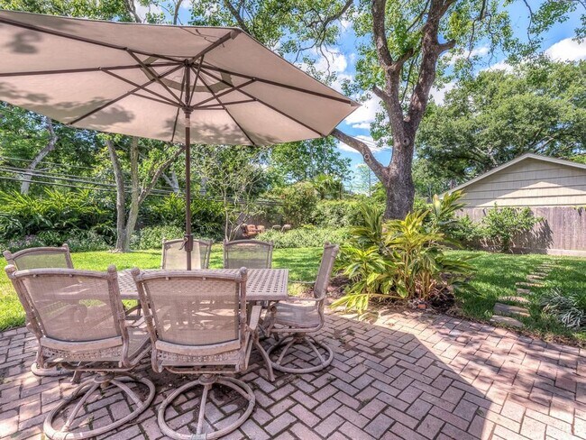 Building Photo - 9806 Cliffwood Dr