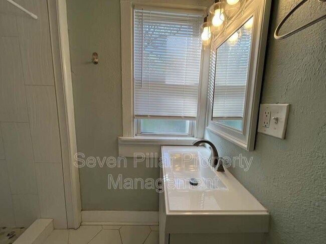 Building Photo - 1347 E Livingston Ave