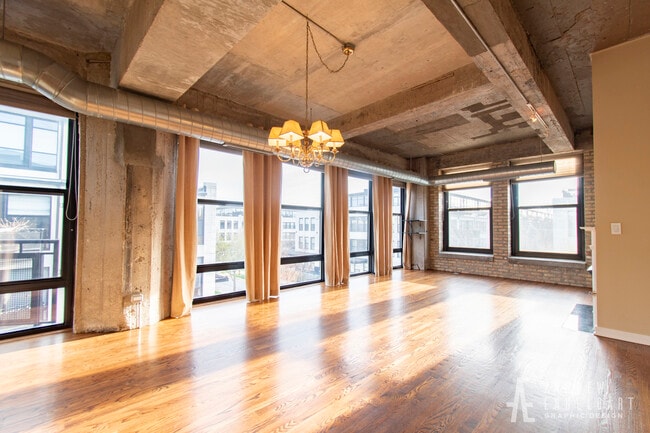Building Photo - 1069 W 14th Pl
