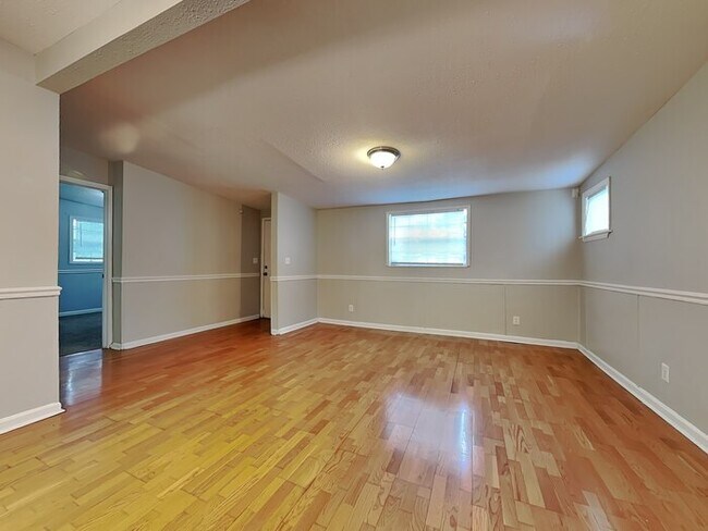 Building Photo - 6936 Clovis Rd