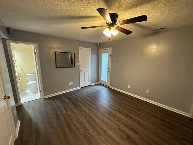 Building Photo - End Unit Townhouse for Rent