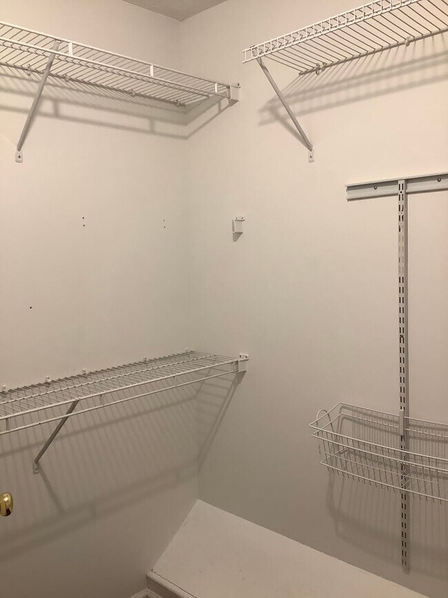 Building Photo - Bellevue - 3 bedrooms - 2 1/2 baths home