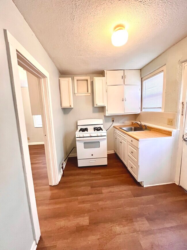 Building Photo - 1729 E Franklin St