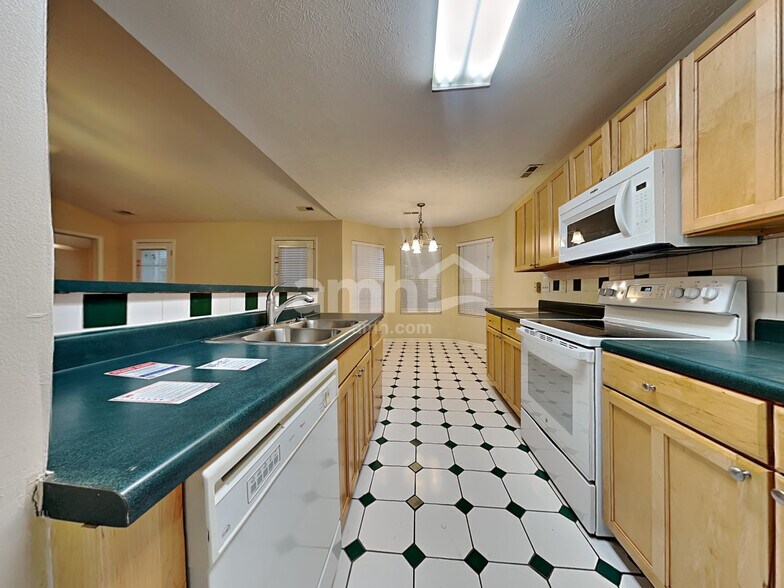 Building Photo - 682 Whippoorwill Dr