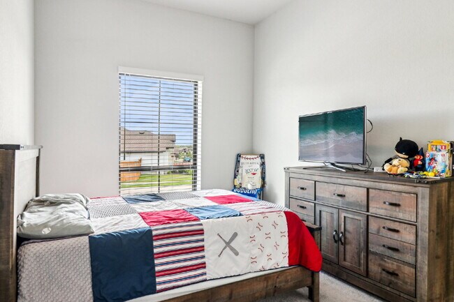 Building Photo - "Spacious 5-Bed Oasis with 4.5 Baths – You...