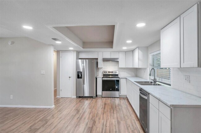 Building Photo - 1995 Meadow Dr