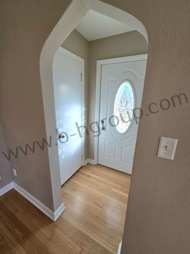 Building Photo - Great Location!