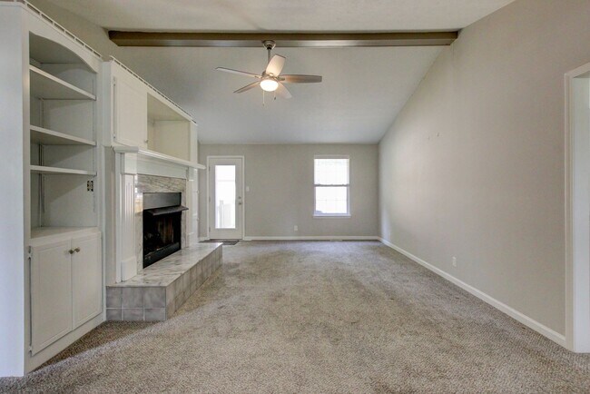Building Photo - Updated 3bed 2 bath in St B with SEPARATE WORKSHOP around back.