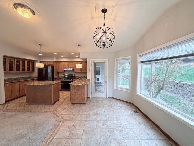 Building Photo - Beautiful Craftsman Style Rambler Must See!!