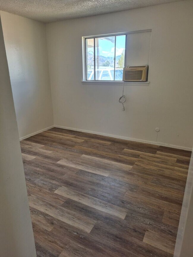 Building Photo - 3 Bed 2 Bath Home Available