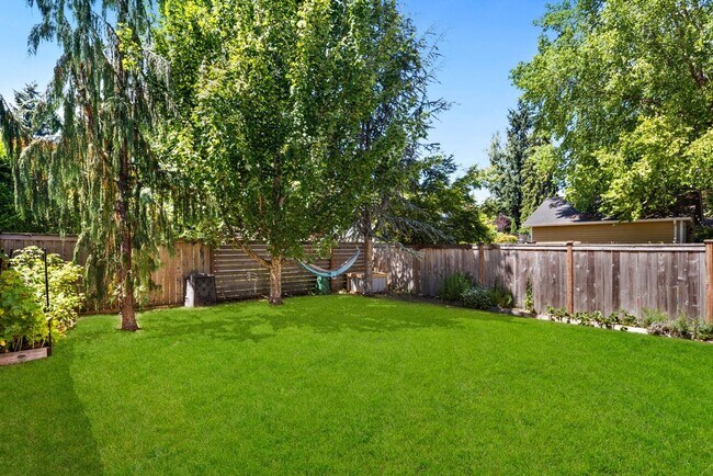 Building Photo - Gorgeous Big Ravenna Home in Seattle