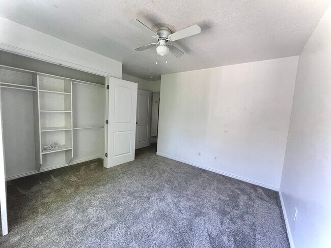 Building Photo - 4 bed 3 bath Townhome