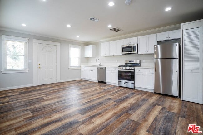 Building Photo - 1131 N Sierra Bonita Ave