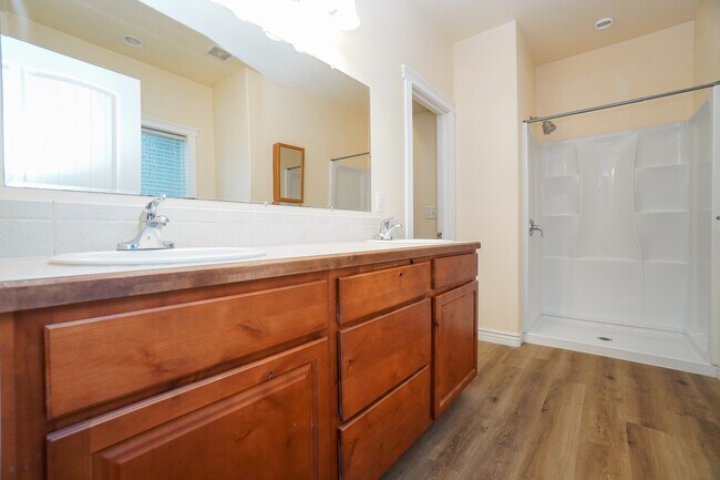 Building Photo - 11565 W Zachery Ave