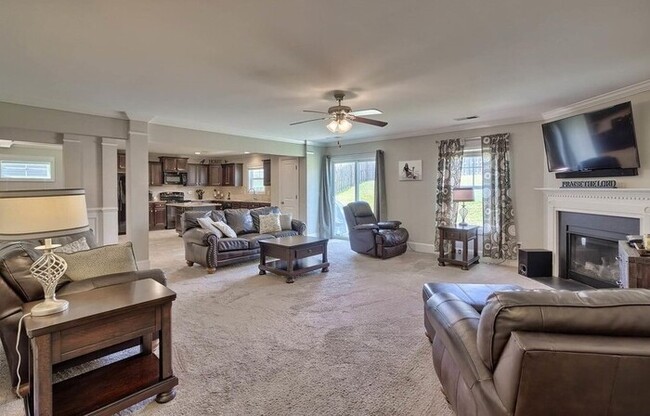 Building Photo - Spacious home for big families