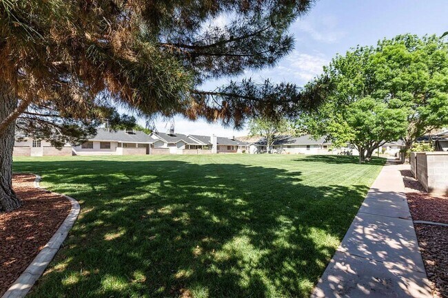 Building Photo - Easy Living! 3 Bedroom Home Condo in St. G...